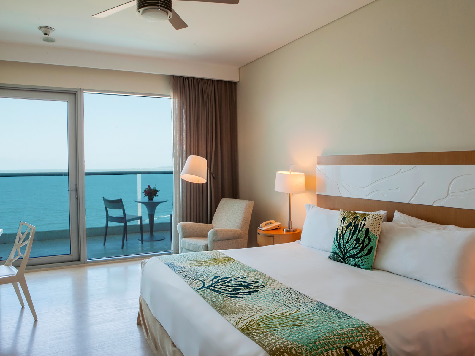 Hotel Las Américas Casa de Playa Cartagena — 250-key Bocagrande beachfront luxury resort with Cartagena Convention Centre adjacent