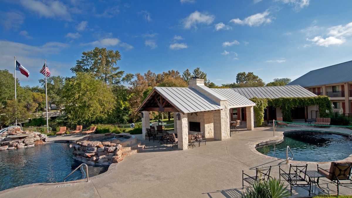 Hampton Inn and Suites Fredericksburg — Hilton chain hotel with pool near US 290 wine corridor
