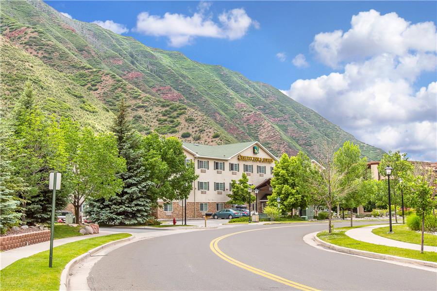 Quality Inn &amp; Suites On the Beach — Glenwood Springs
