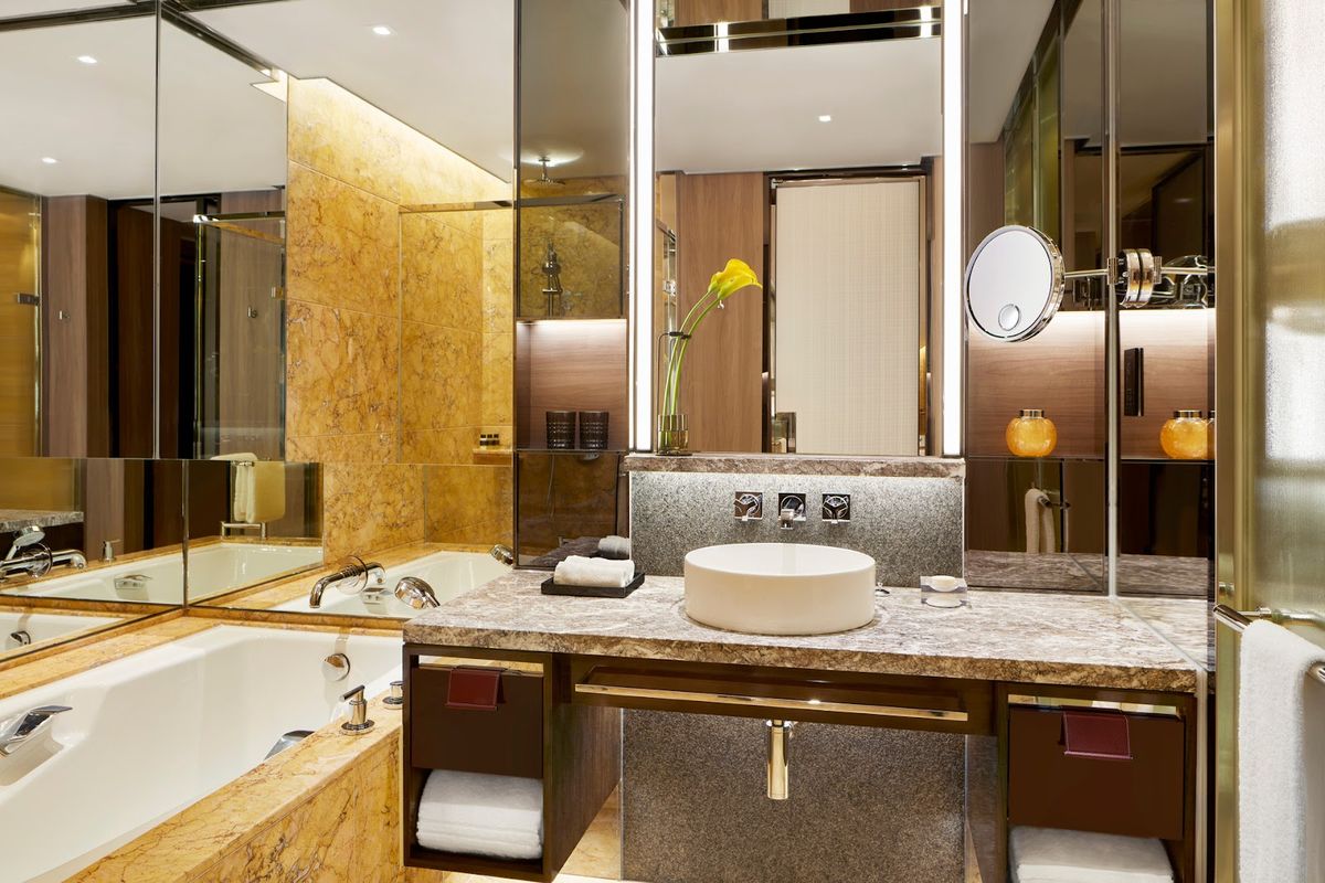 Four Seasons Hotel Hong Kong — Hong Kong — additional view 4