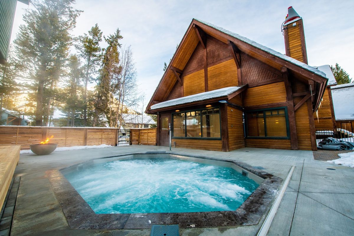Buffalo Mountain Lodge — Lake Louise