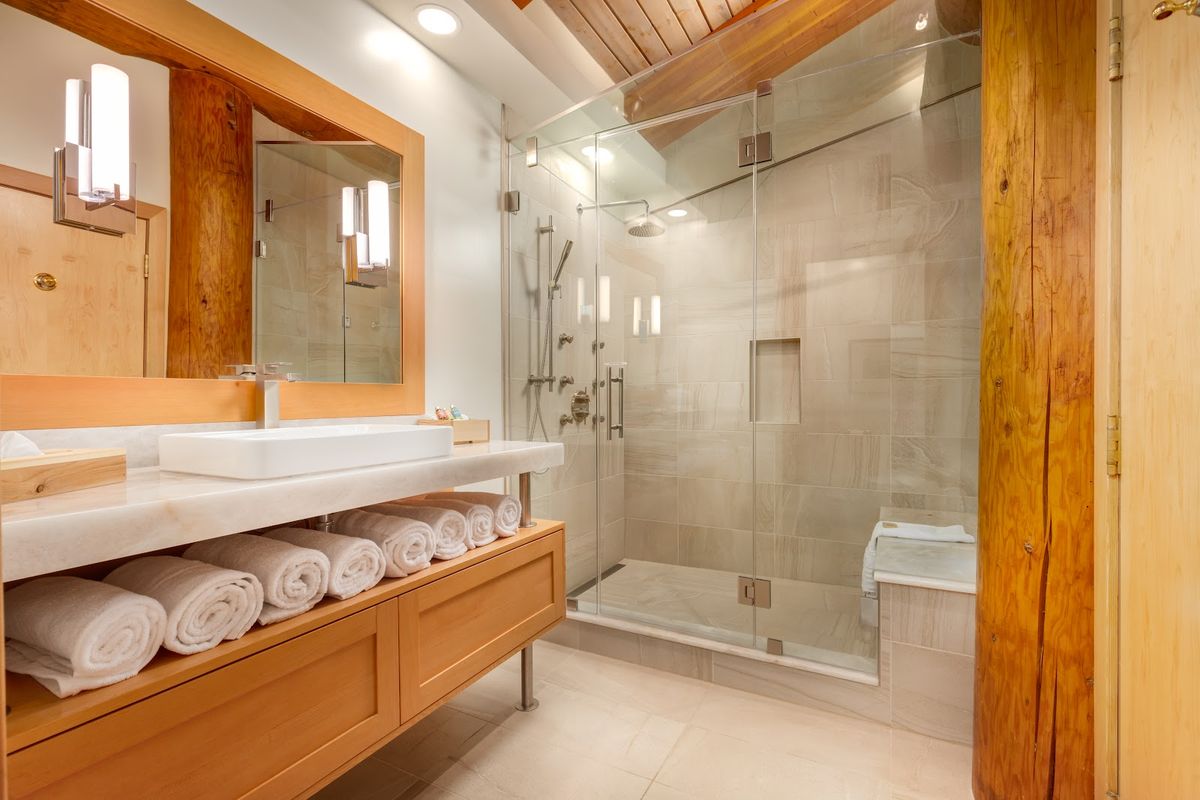 Moraine Lake Lodge — Lake Louise — additional view 3
