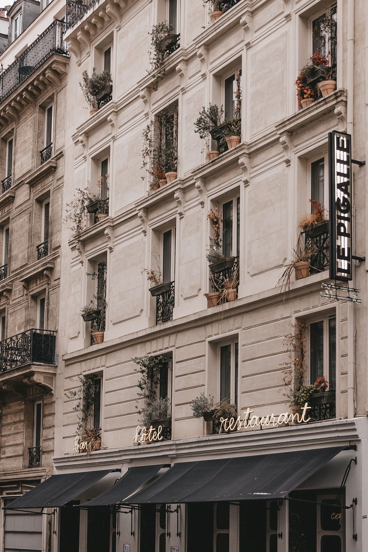 Le Pigalle Paris room — vintage accents, warm materials, bohemian elegance in South Pigalle