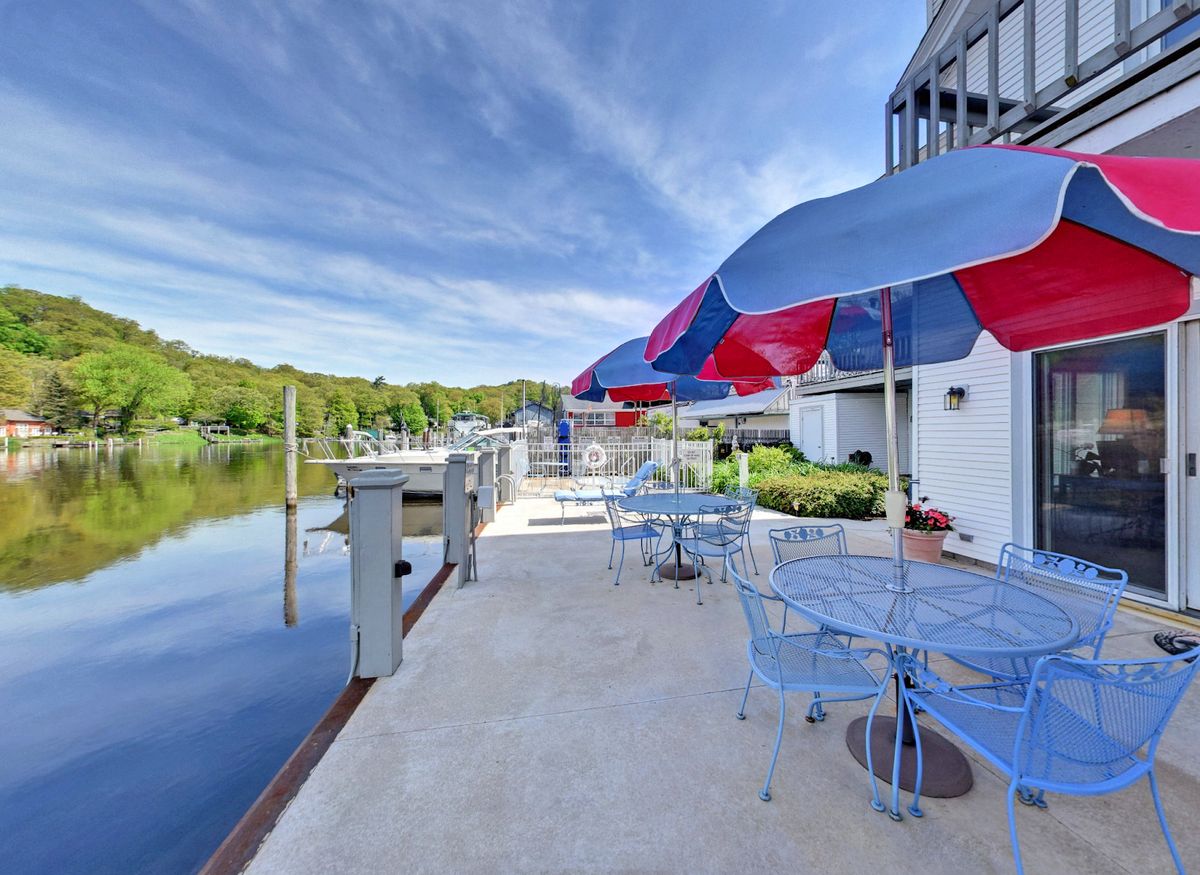 Bayside Inn — Saugatuck