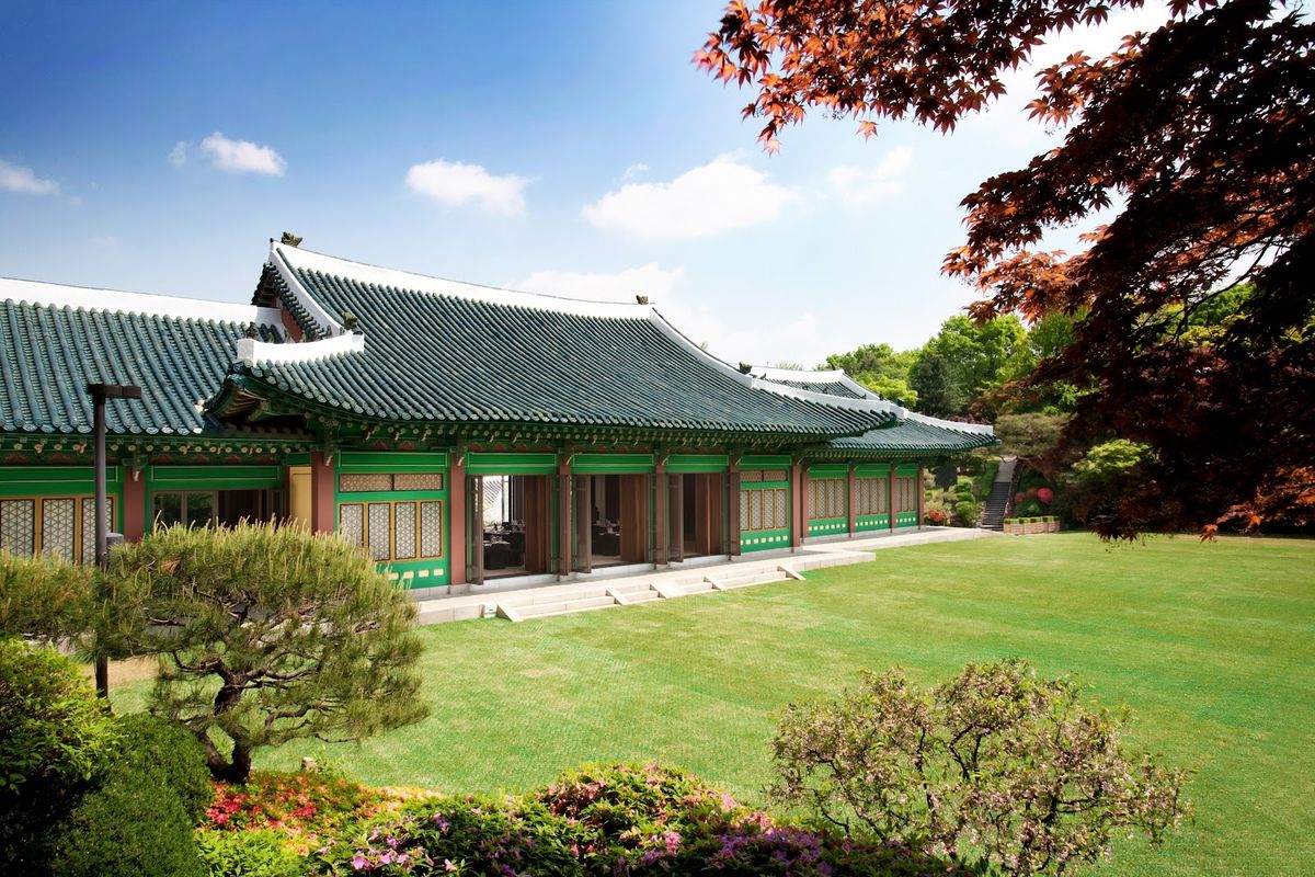 The Shilla Seoul — 464 rooms five-star Korean luxury hotel on Mount Namsan with private gardens and traditional Korean architecture