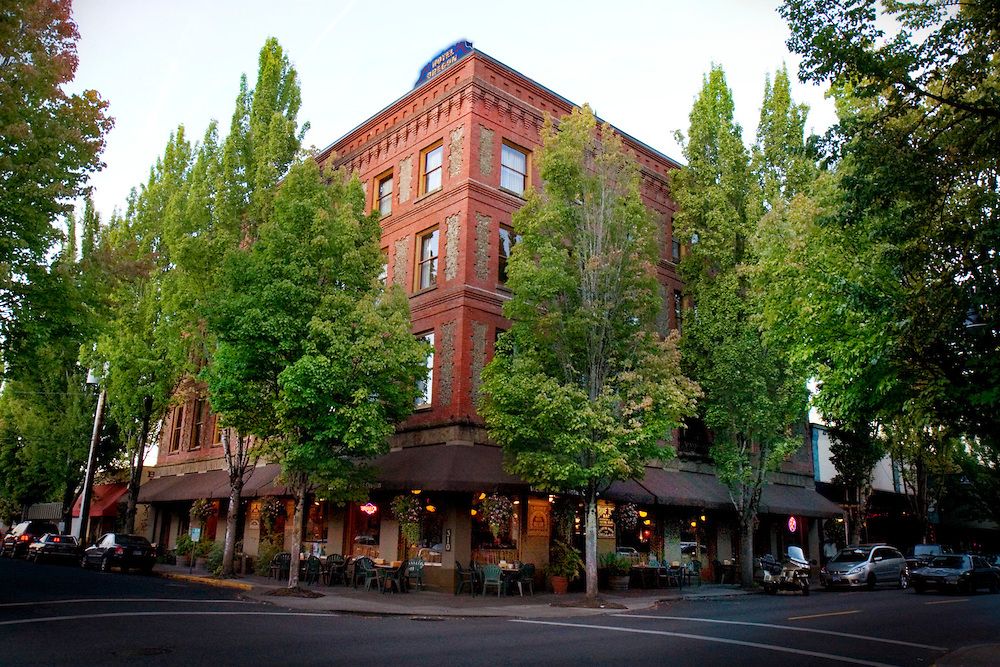 Inn at the Commons Medford Oregon — modernized boutique hotel in southern Oregon wine country